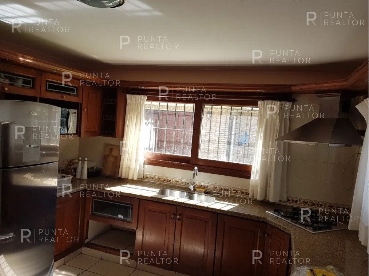 Casa ID.647 - PUNTA DEL ESTE JARDINES DE CORDOBA ZONA COLEGIOS CASA DE 3 DORMITORIOS CON PISCINA