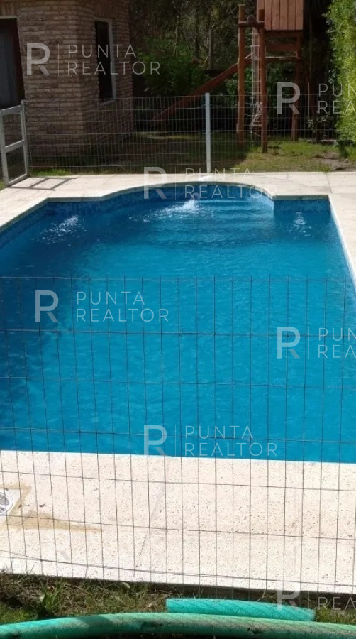 Casa ID.647 - PUNTA DEL ESTE JARDINES DE CORDOBA ZONA COLEGIOS CASA DE 3 DORMITORIOS CON PISCINA