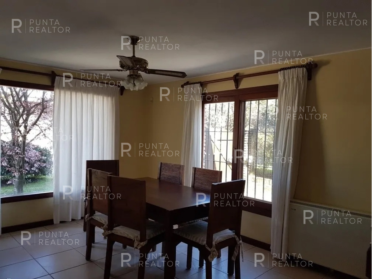 Casa ID.647 - PUNTA DEL ESTE JARDINES DE CORDOBA ZONA COLEGIOS CASA DE 3 DORMITORIOS CON PISCINA