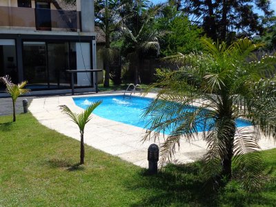 Casa en Pinares, 4 dormitorios y piscina