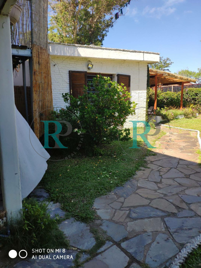 Casa ID.1881 - PUNTA DEL ESTE PINARES CASA DE 4 DORMITORIOS 2 BAÑOS PARRILLERO