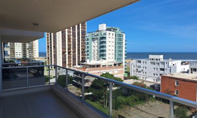PUNTA DEL ESTE A METROS DE LA BRAVA 2 DORMITORIOS 2 BAÑOS GARAGE
