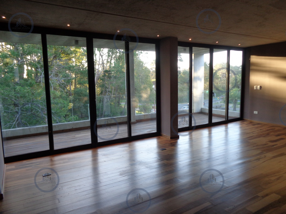 PUNTA DEL ESTE APARTAMENTO 3 DORMITORIOS PISCINA INTERIOR Y EXTERIOR — fotografía 1