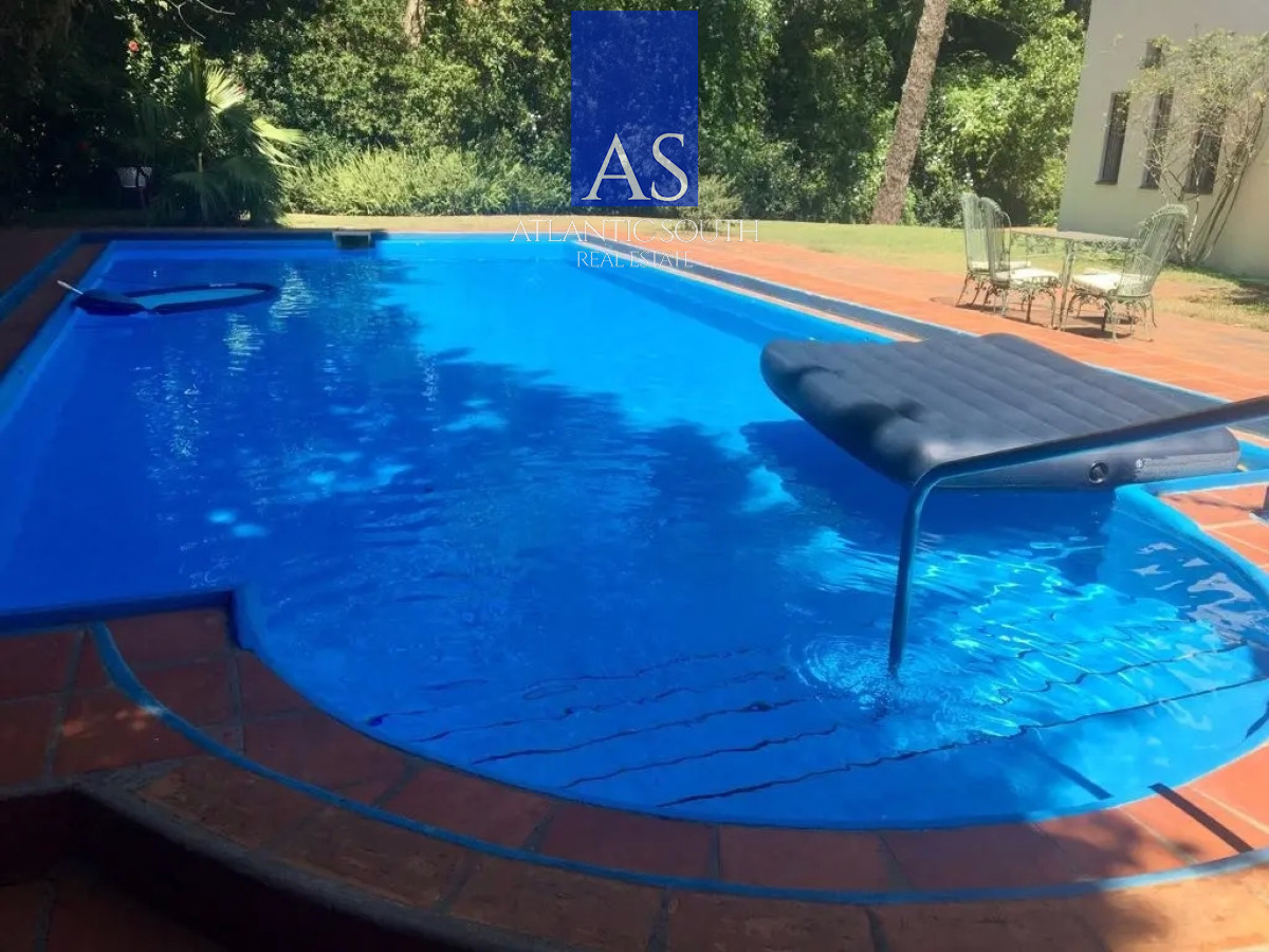 Casa 5 dormitorios cercana al mar en Playa Mansa jardín y barbacoa