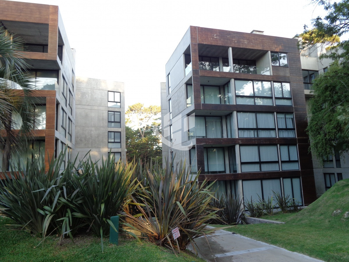 Apartamento ID.1630 - PUNTA DEL ESTE APARTAMENTO 3 DORMITORIOS PISCINA INTERIOR Y EXTERIOR 