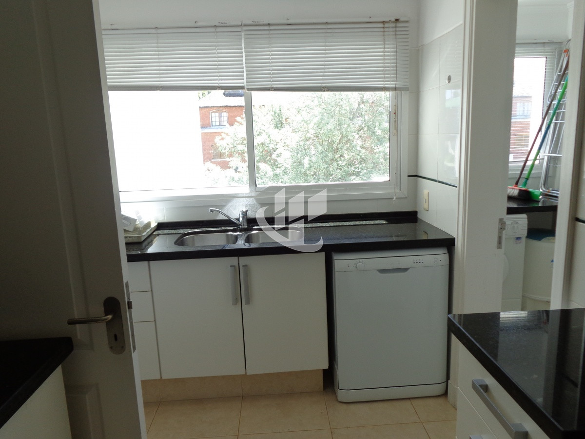 Apartamento ID.2099 - PUNTA DEL ESTE BRAVA FRENTE AL MAR! COMODO APTO 3 DORM Y DEP BALCON CON PARRILLERO ! 