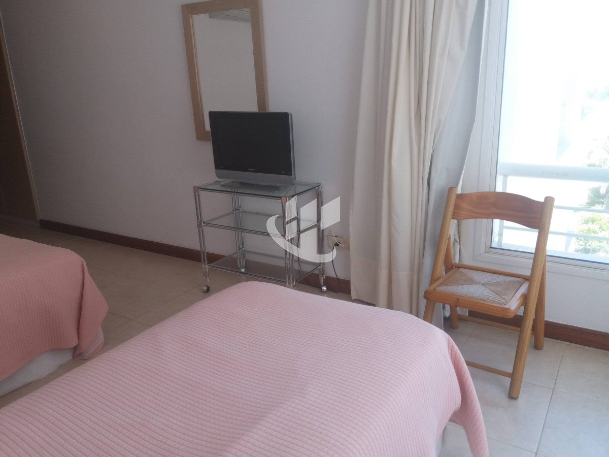 Apartamento ID.2099 - PUNTA DEL ESTE BRAVA FRENTE AL MAR! COMODO APTO 3 DORM Y DEP BALCON CON PARRILLERO ! 