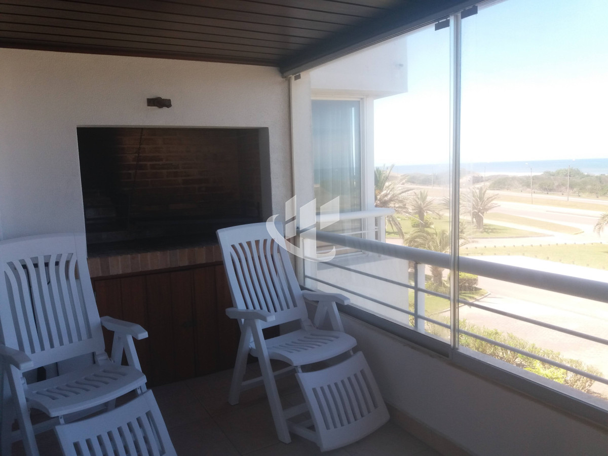 Apartamento ID.2099 - PUNTA DEL ESTE BRAVA FRENTE AL MAR! COMODO APTO 3 DORM Y DEP BALCON CON PARRILLERO ! 