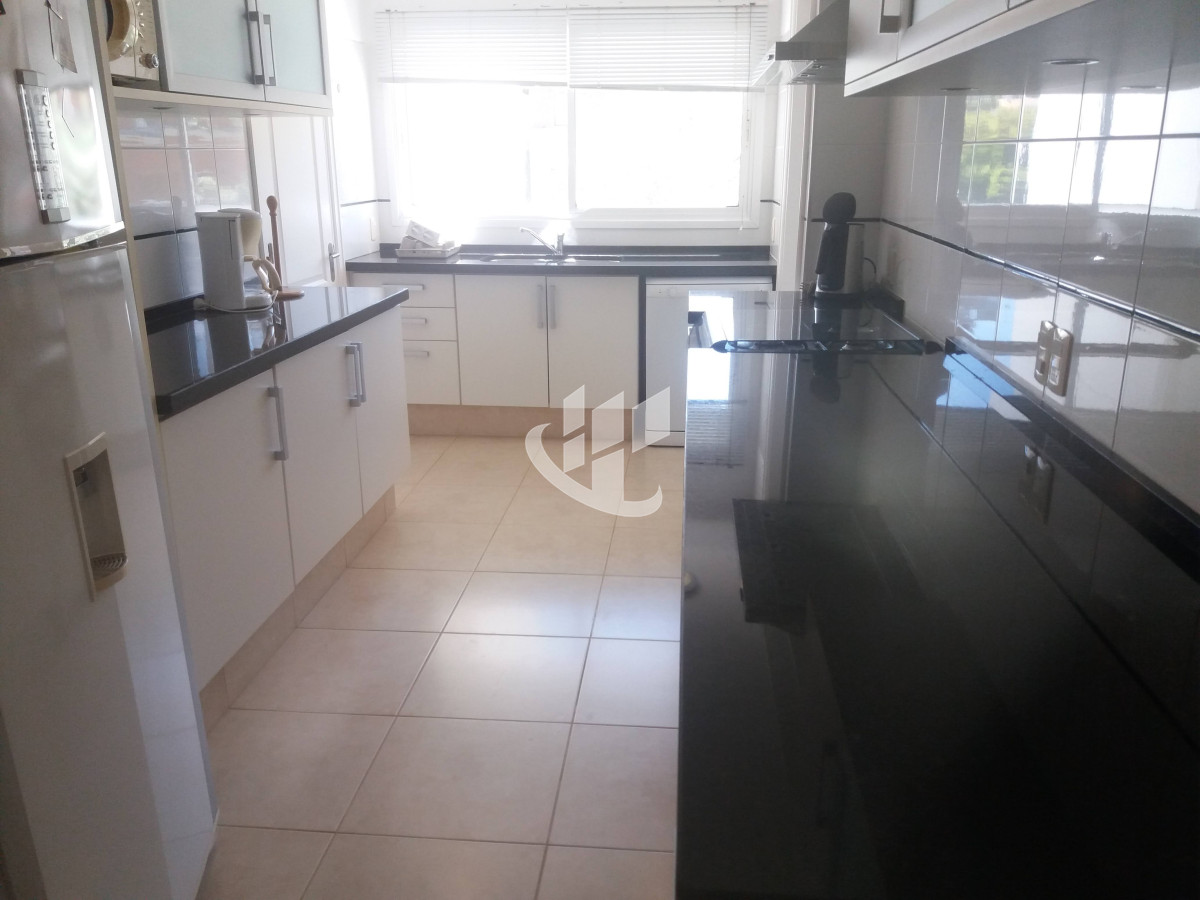 Apartamento ID.2099 - PUNTA DEL ESTE BRAVA FRENTE AL MAR! COMODO APTO 3 DORM Y DEP BALCON CON PARRILLERO ! 