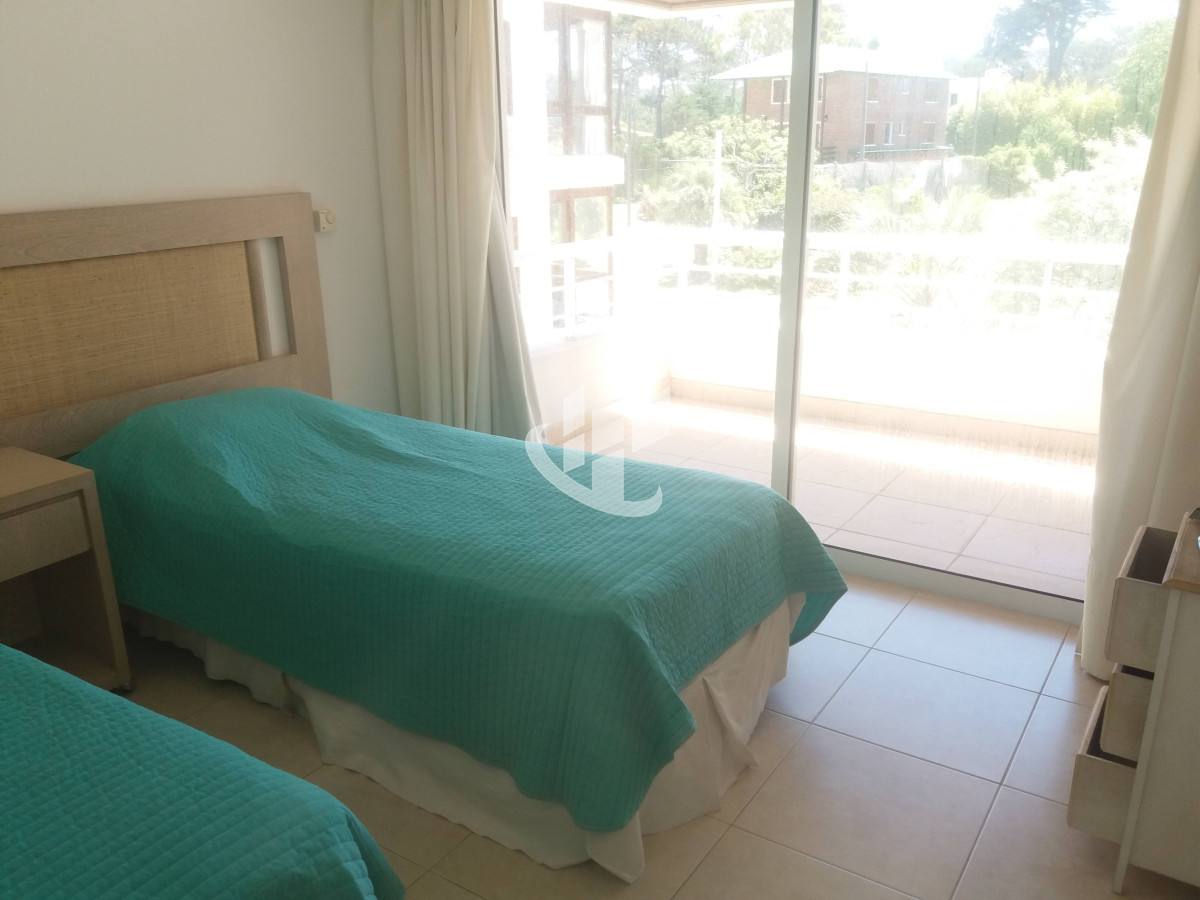 Apartamento ID.2099 - PUNTA DEL ESTE BRAVA FRENTE AL MAR! COMODO APTO 3 DORM Y DEP BALCON CON PARRILLERO ! 
