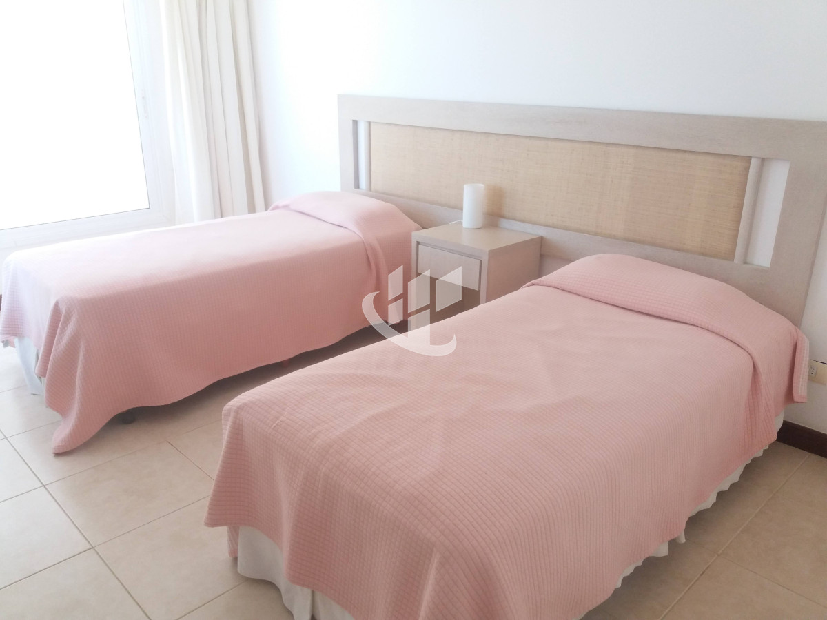 Apartamento ID.2099 - PUNTA DEL ESTE BRAVA FRENTE AL MAR! COMODO APTO 3 DORM Y DEP BALCON CON PARRILLERO ! 