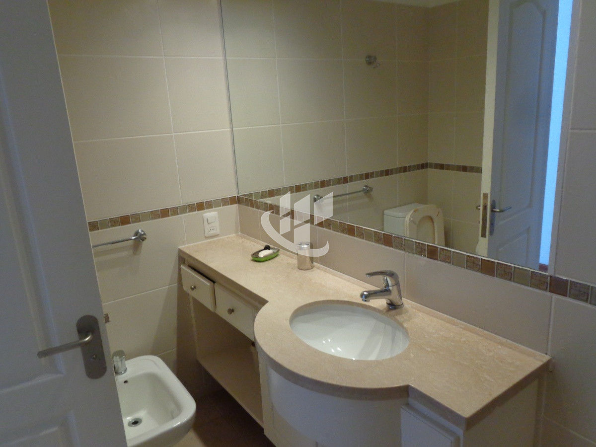 Apartamento ID.2099 - PUNTA DEL ESTE BRAVA FRENTE AL MAR! COMODO APTO 3 DORM Y DEP BALCON CON PARRILLERO ! 