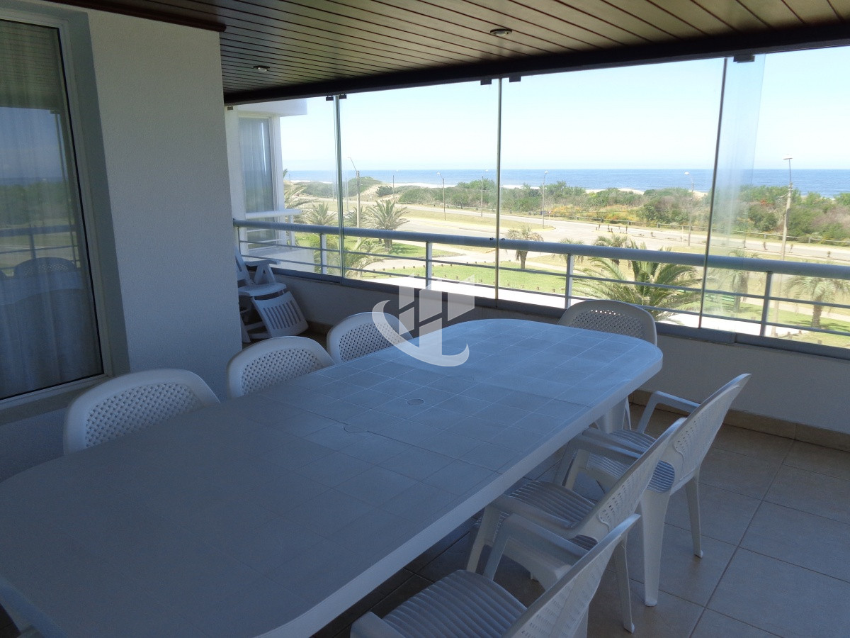 Apartamento ID.2099 - PUNTA DEL ESTE BRAVA FRENTE AL MAR! COMODO APTO 3 DORM Y DEP BALCON CON PARRILLERO ! 