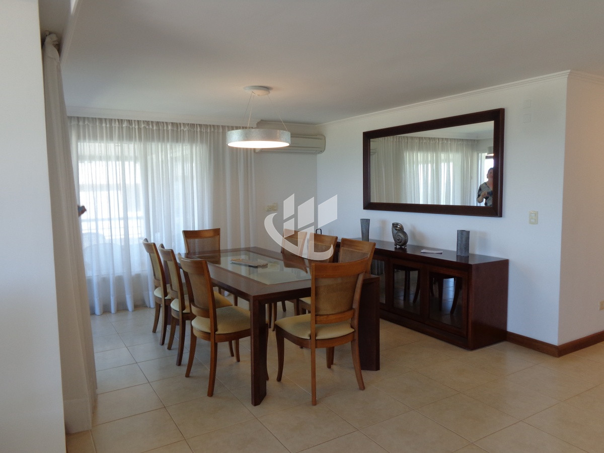 Apartamento ID.2099 - PUNTA DEL ESTE BRAVA FRENTE AL MAR! COMODO APTO 3 DORM Y DEP BALCON CON PARRILLERO ! 