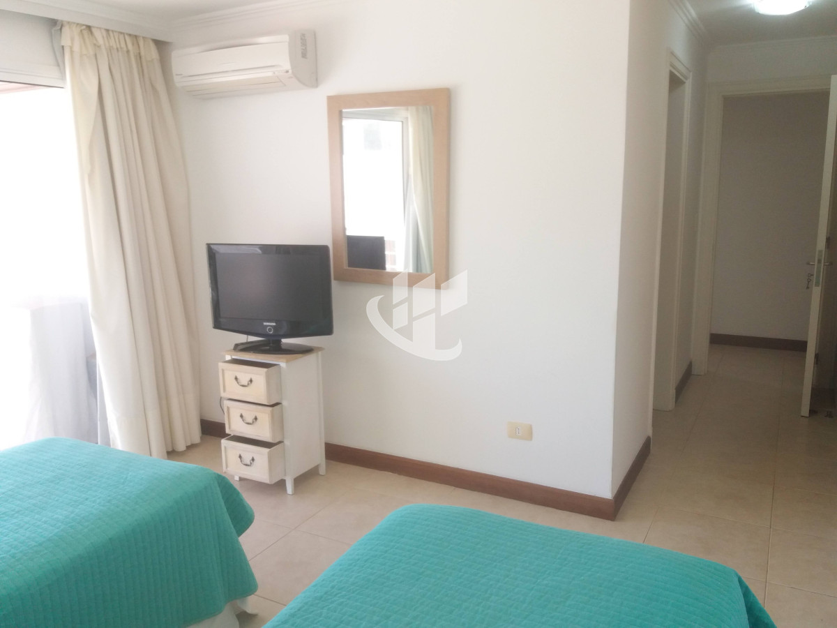 Apartamento ID.2099 - PUNTA DEL ESTE BRAVA FRENTE AL MAR! COMODO APTO 3 DORM Y DEP BALCON CON PARRILLERO ! 