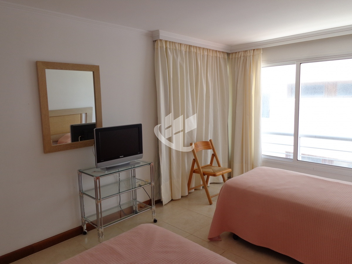 Apartamento ID.2099 - PUNTA DEL ESTE BRAVA FRENTE AL MAR! COMODO APTO 3 DORM Y DEP BALCON CON PARRILLERO ! 