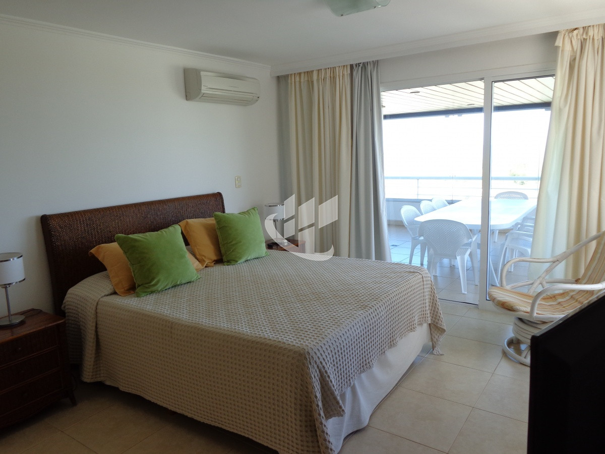 Apartamento ID.2099 - PUNTA DEL ESTE BRAVA FRENTE AL MAR! COMODO APTO 3 DORM Y DEP BALCON CON PARRILLERO ! 