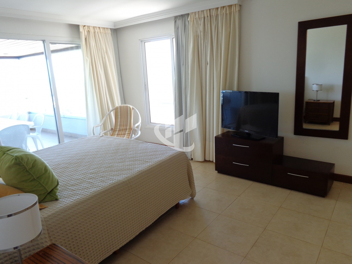 Apartamento ID.2099 - PUNTA DEL ESTE BRAVA FRENTE AL MAR! COMODO APTO 3 DORM Y DEP BALCON CON PARRILLERO ! 