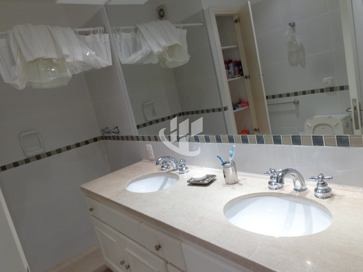 Apartamento ID.2099 - PUNTA DEL ESTE BRAVA FRENTE AL MAR! COMODO APTO 3 DORM Y DEP BALCON CON PARRILLERO ! 