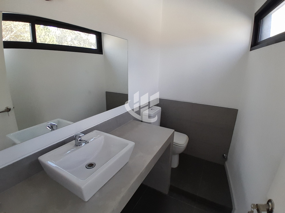 Casa ID.1487 - PUNTA DEL ESTE PINARES MODERNA CASA A ESTRENAR DE 3 DORMITORIOS PARRILLERO PISCINA