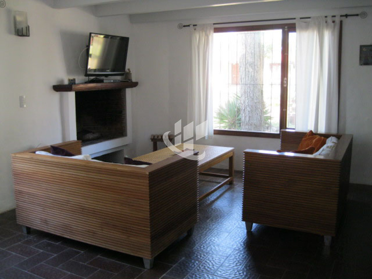 Casa ID.1587 - PUNTA DEL ESTE PINARES CASA DE. 4 DORMITORIOS 2 BAÑOS PARRILLERO