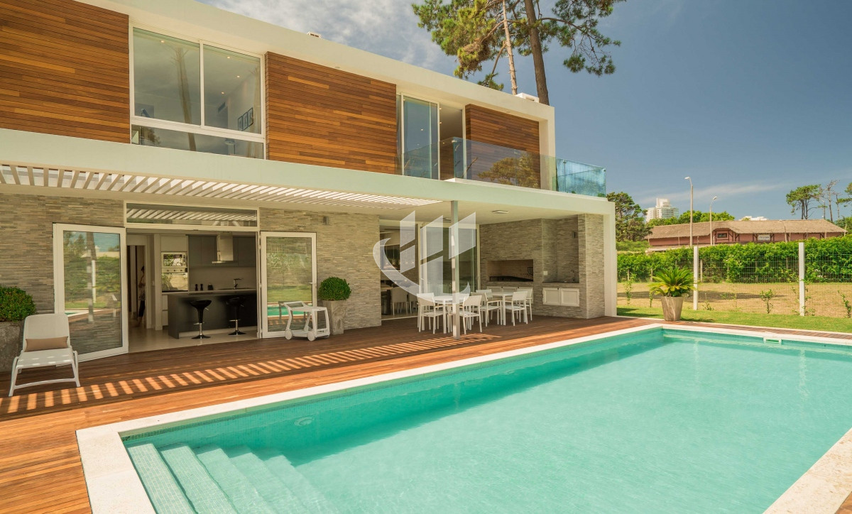 Casa ID.1641 - PUNTA DEL ESTE MANSA EXCLUSIVO BARRIO PRIVADO 4 DORMITORIOS PISCINA CLIMATIZADA