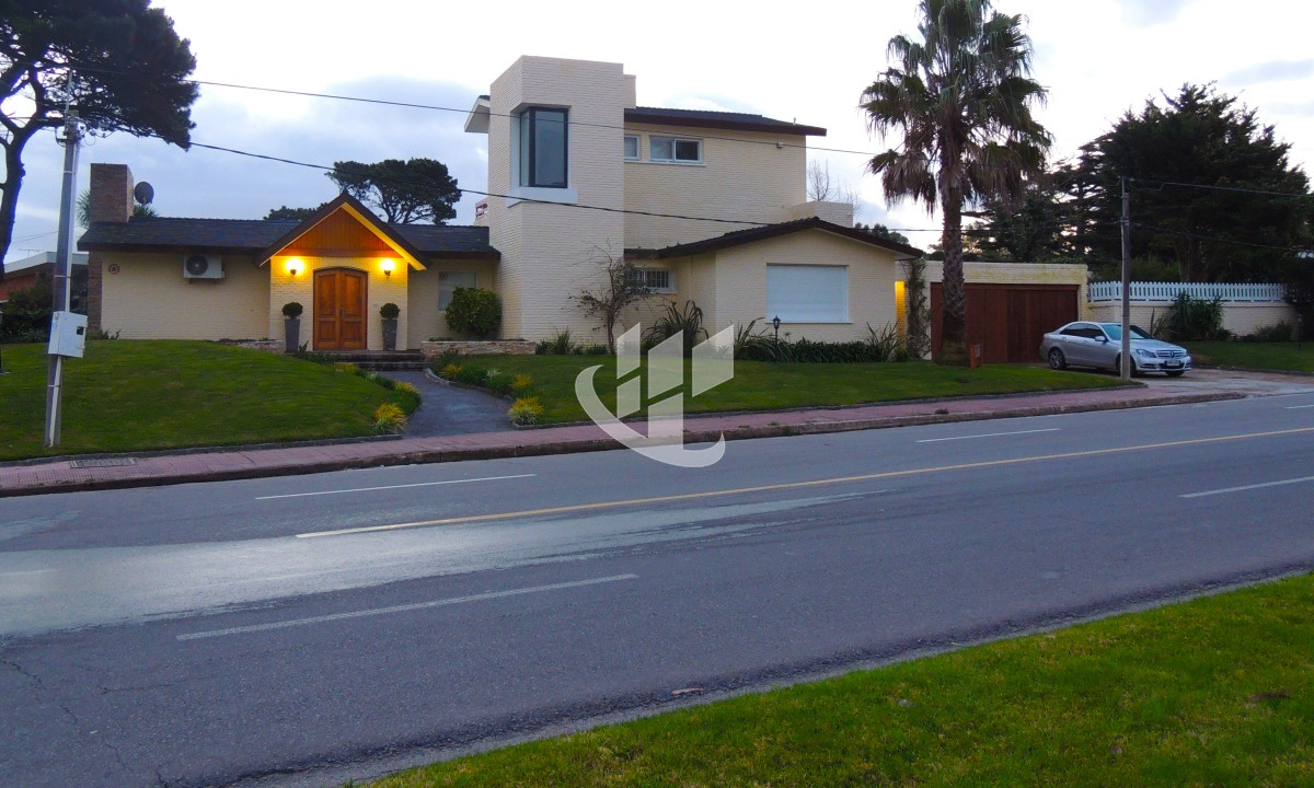 Casa ID.1633 - PUNTA DEL ESTE MANSA CASA DE 4 DORMITORIOS PISCINA CLIMATIZADA CALEFACCION CENTRAL