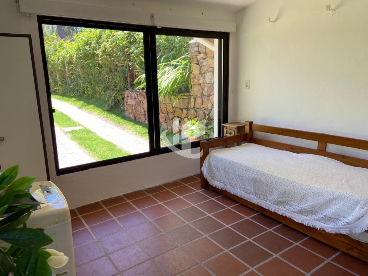 Casa ID.1617 - PUNTA DEL ESTE CASA CON PISCINA EN MANSA CERCA DEL MAR 