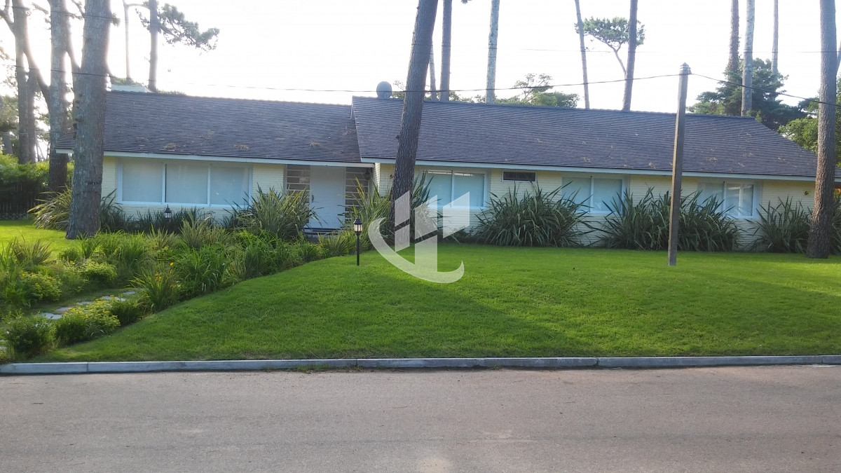 Casa ID.1642 - PUNTA DEL ESTE MANSA 4 DORMITORIOS PISCINA CLIMATIZADA PARRILLERO