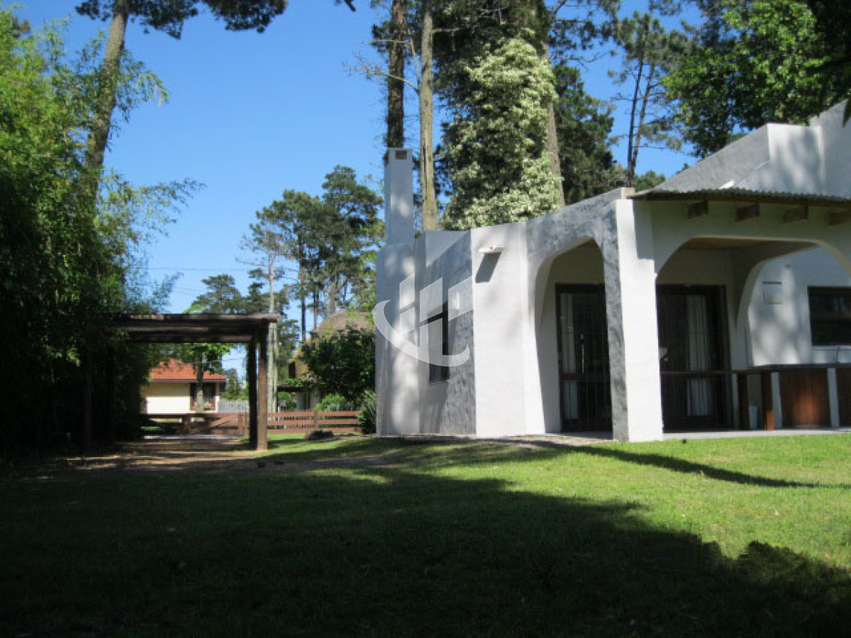 Casa ID.1587 - PUNTA DEL ESTE PINARES CASA DE. 4 DORMITORIOS 2 BAÑOS PARRILLERO