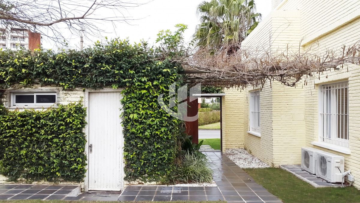 Casa ID.1633 - PUNTA DEL ESTE MANSA CASA DE 4 DORMITORIOS PISCINA CLIMATIZADA CALEFACCION CENTRAL