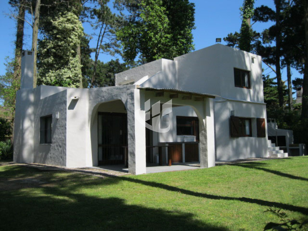 Casa ID.1587 - PUNTA DEL ESTE PINARES CASA DE. 4 DORMITORIOS 2 BAÑOS PARRILLERO