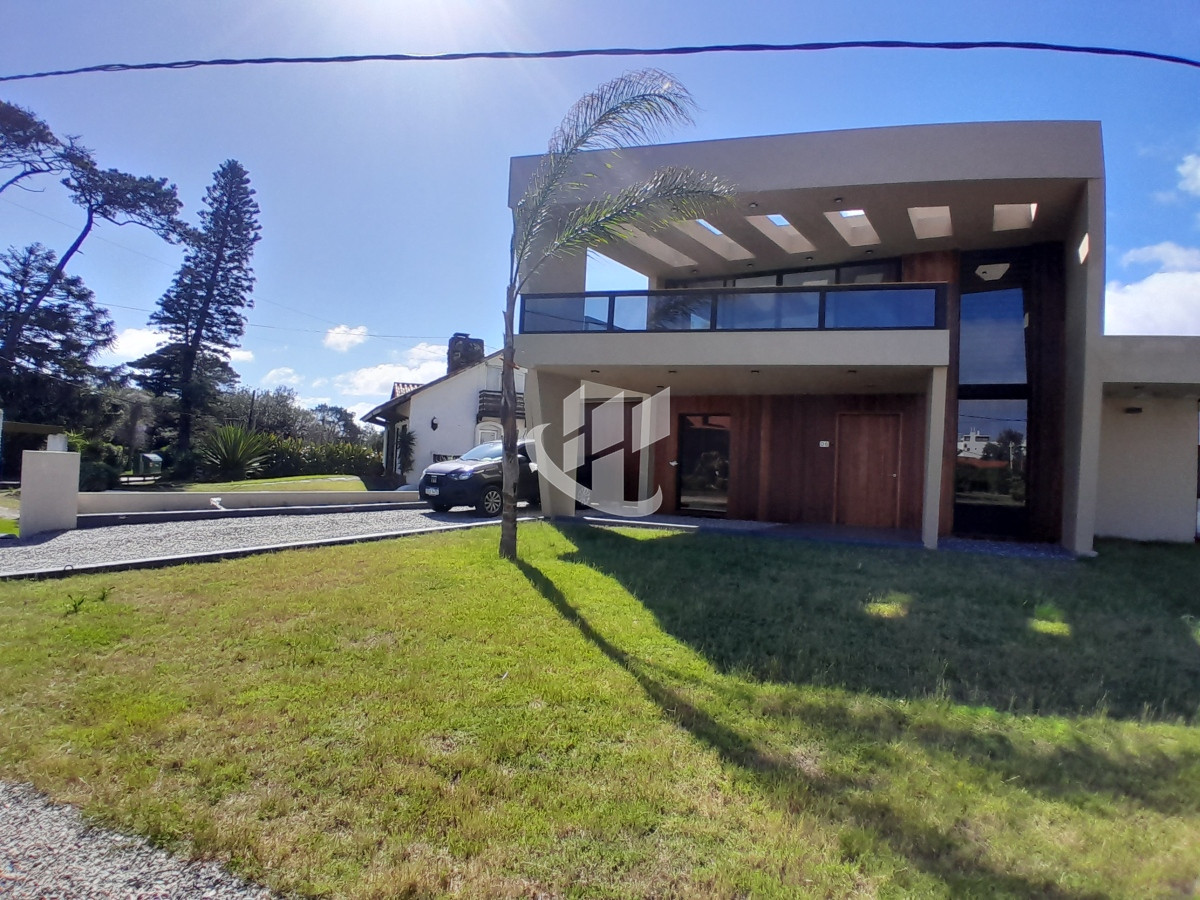 Casa ID.1487 - PUNTA DEL ESTE PINARES MODERNA CASA A ESTRENAR DE 3 DORMITORIOS PARRILLERO PISCINA