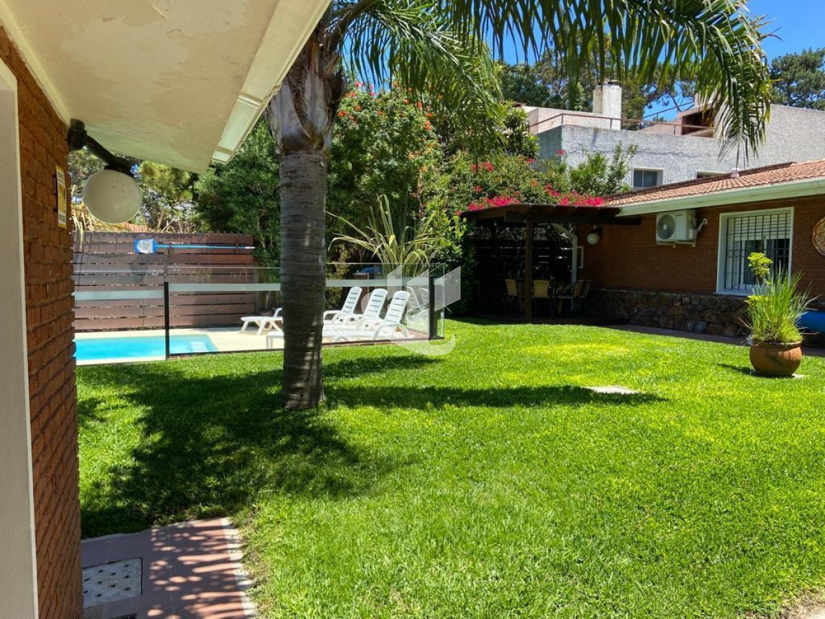 Casa ID.1617 - PUNTA DEL ESTE CASA CON PISCINA EN MANSA CERCA DEL MAR 