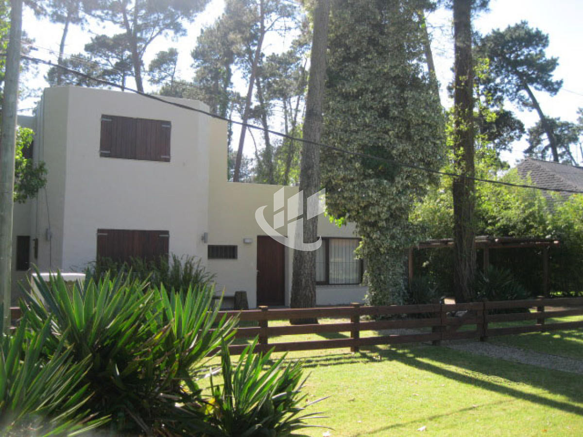 Casa ID.1587 - PUNTA DEL ESTE PINARES CASA DE. 4 DORMITORIOS 2 BAÑOS PARRILLERO