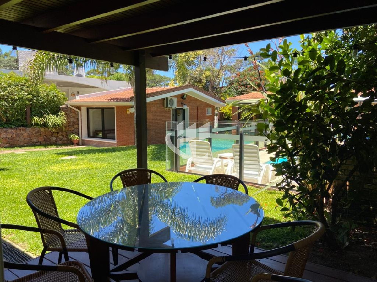 Casa ID.1617 - PUNTA DEL ESTE CASA CON PISCINA EN MANSA CERCA DEL MAR 