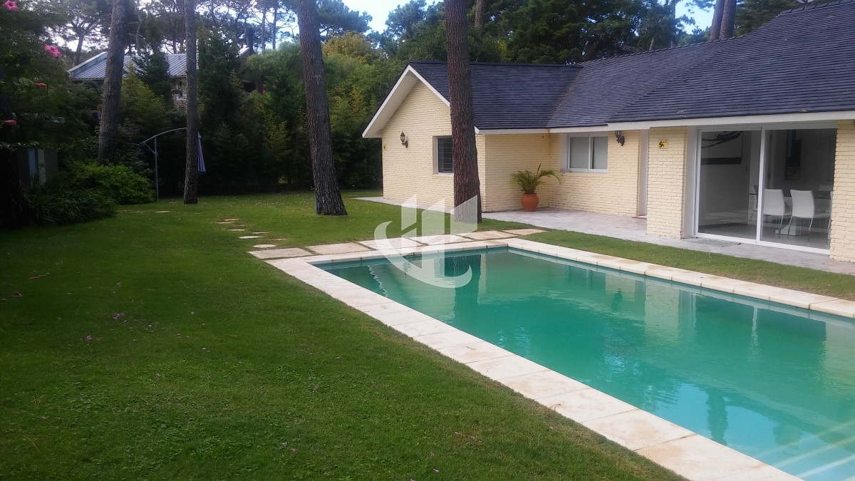 Casa ID.1642 - PUNTA DEL ESTE MANSA 4 DORMITORIOS PISCINA CLIMATIZADA PARRILLERO