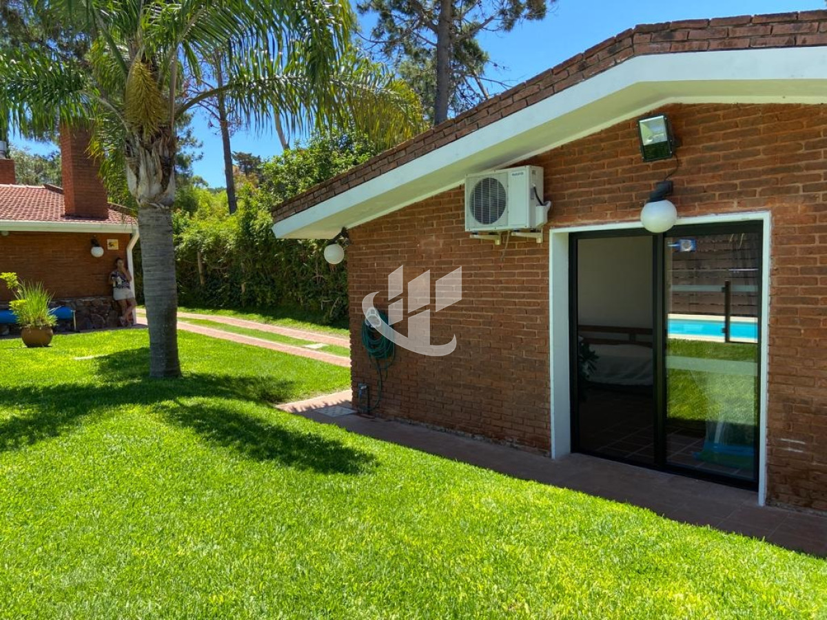 Casa ID.1617 - PUNTA DEL ESTE CASA CON PISCINA EN MANSA CERCA DEL MAR 