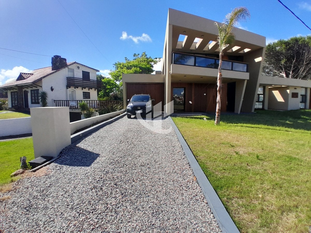 Casa ID.1487 - PUNTA DEL ESTE PINARES MODERNA CASA A ESTRENAR DE 3 DORMITORIOS PARRILLERO PISCINA