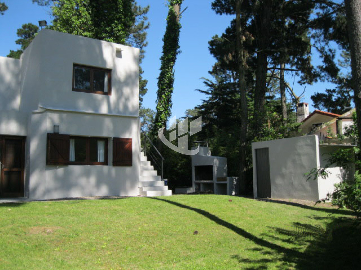 Casa ID.1587 - PUNTA DEL ESTE PINARES CASA DE. 4 DORMITORIOS 2 BAÑOS PARRILLERO
