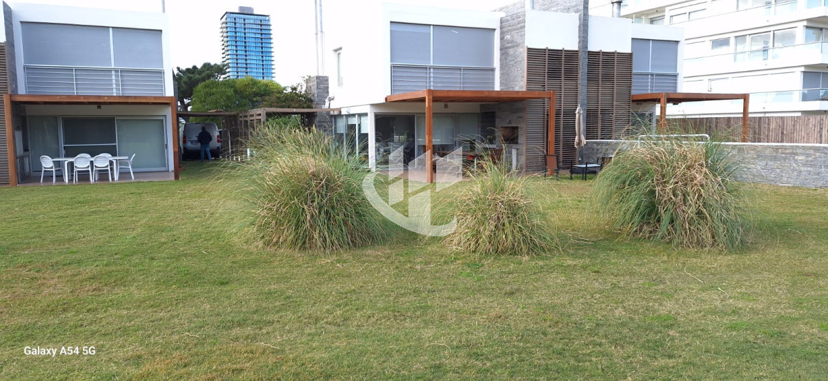 Casa ID.1389 - Alquiler de temporada, playa brava, 3 dormitorios, parrillero propio, amenities.