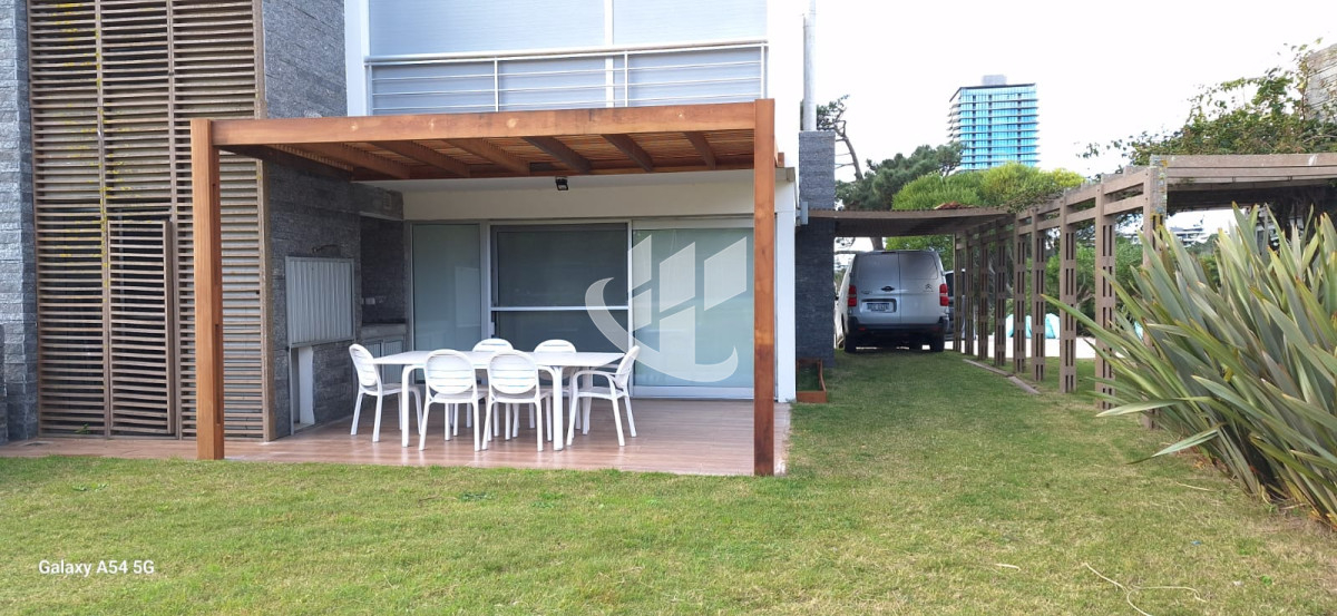 Casa ID.1389 - Alquiler de temporada, playa brava, 3 dormitorios, parrillero propio, amenities.