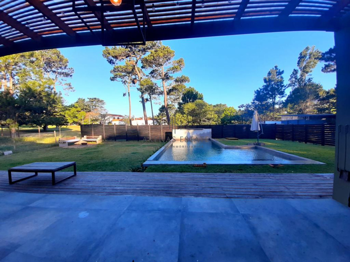 Casa ID.2850 - PUNTA DEL ESTE BEVERLY HILLS CASA MODERNA 3 DORMITORIOS PISCINA AMPLIO TERRENO