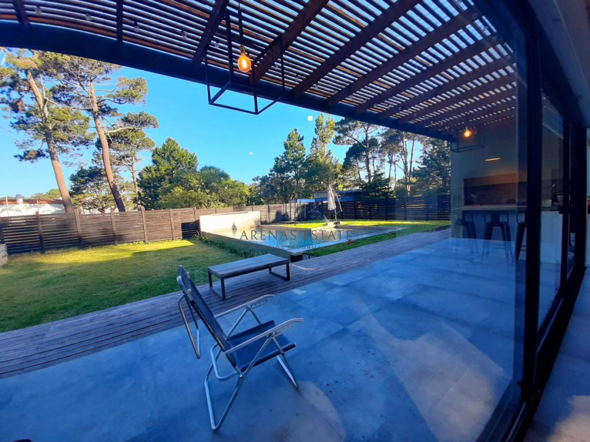 Casa ID.2850 - PUNTA DEL ESTE BEVERLY HILLS CASA MODERNA 3 DORMITORIOS PISCINA AMPLIO TERRENO