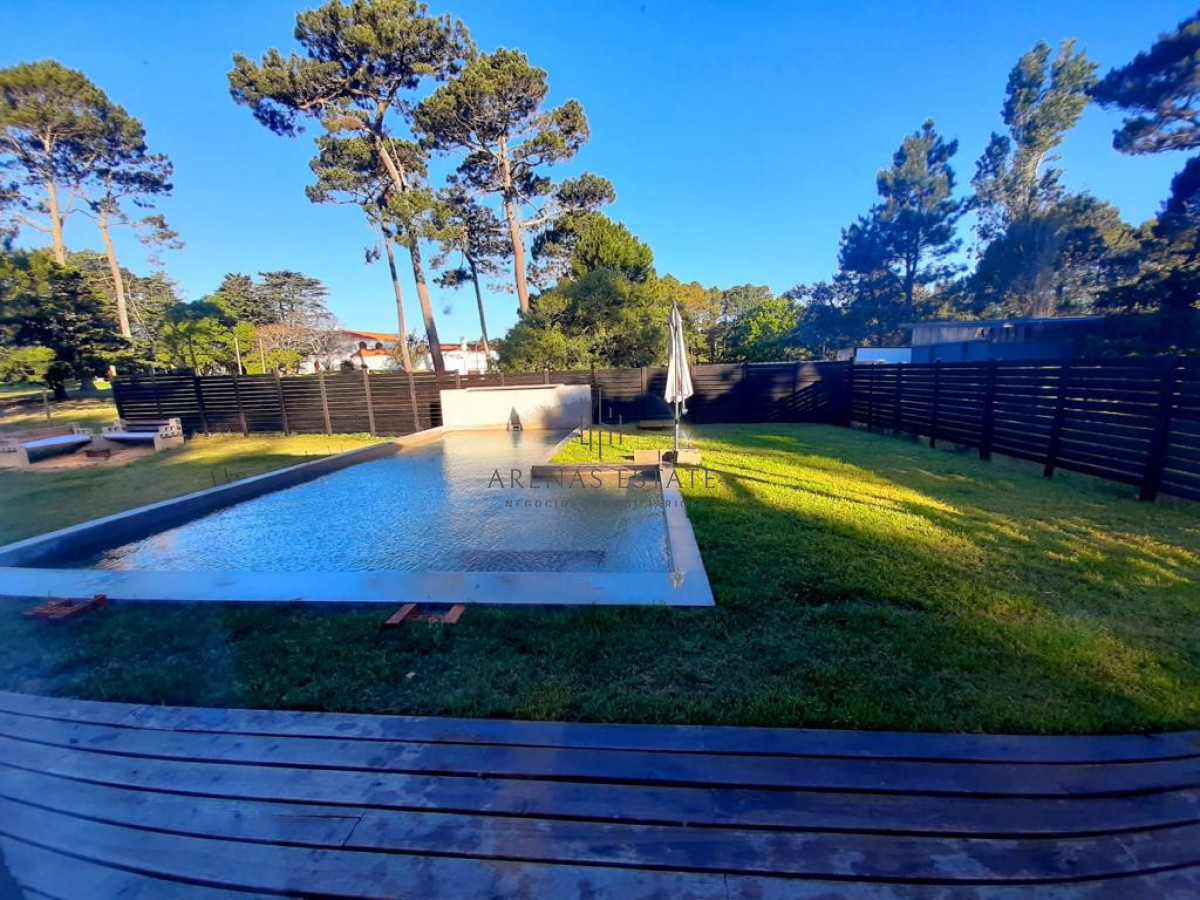 Casa ID.2850 - PUNTA DEL ESTE BEVERLY HILLS CASA MODERNA 3 DORMITORIOS PISCINA AMPLIO TERRENO