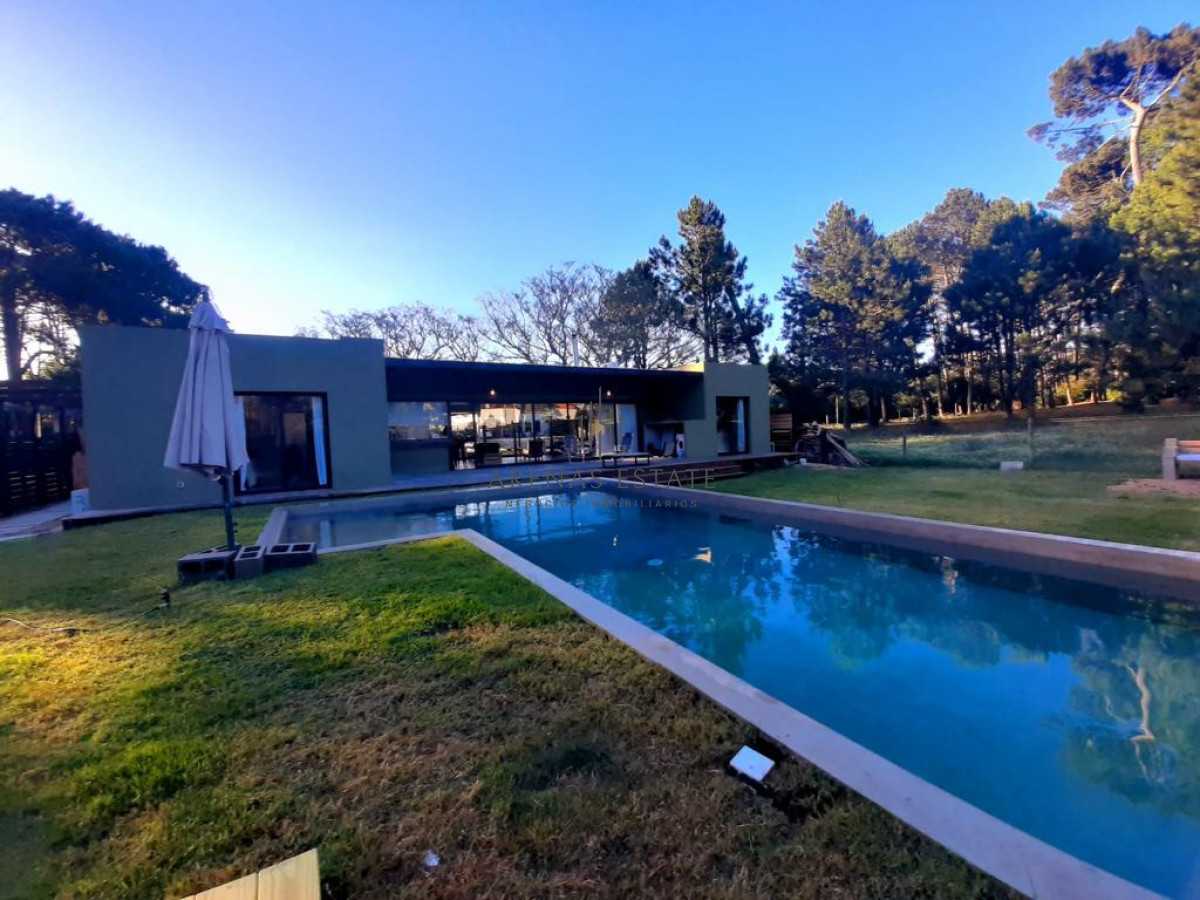 Casa ID.2850 - PUNTA DEL ESTE BEVERLY HILLS CASA MODERNA 3 DORMITORIOS PISCINA AMPLIO TERRENO
