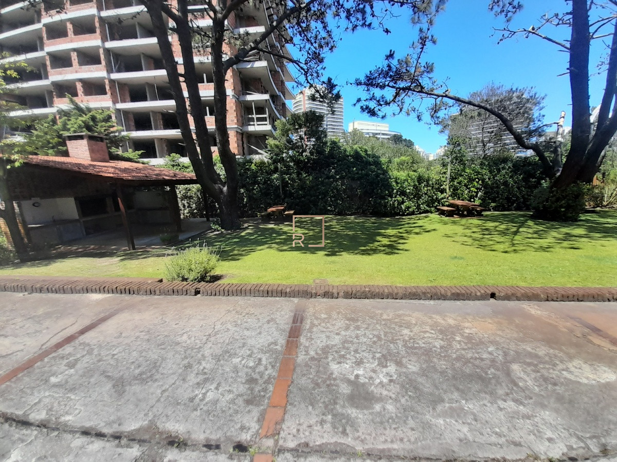Apartamento ID.282 - PUNTA DEL ESTE AIDY GRILL APTO 2 DORMITORIOS 2 BAÑOS GARAGE