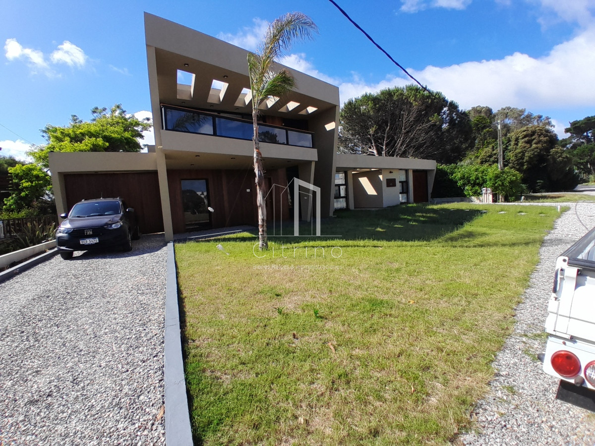 Casa ID.1215 - PUNTA DEL ESTE PINARES MODERNA CASA A ESTRENAR DE 3 DORMITORIOS PARRILLERO PISCINA