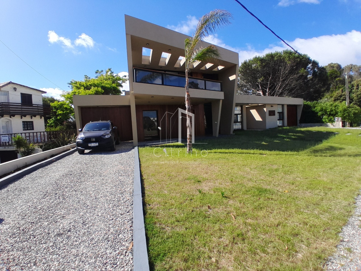 Casa ID.1215 - PUNTA DEL ESTE PINARES MODERNA CASA A ESTRENAR DE 3 DORMITORIOS PARRILLERO PISCINA