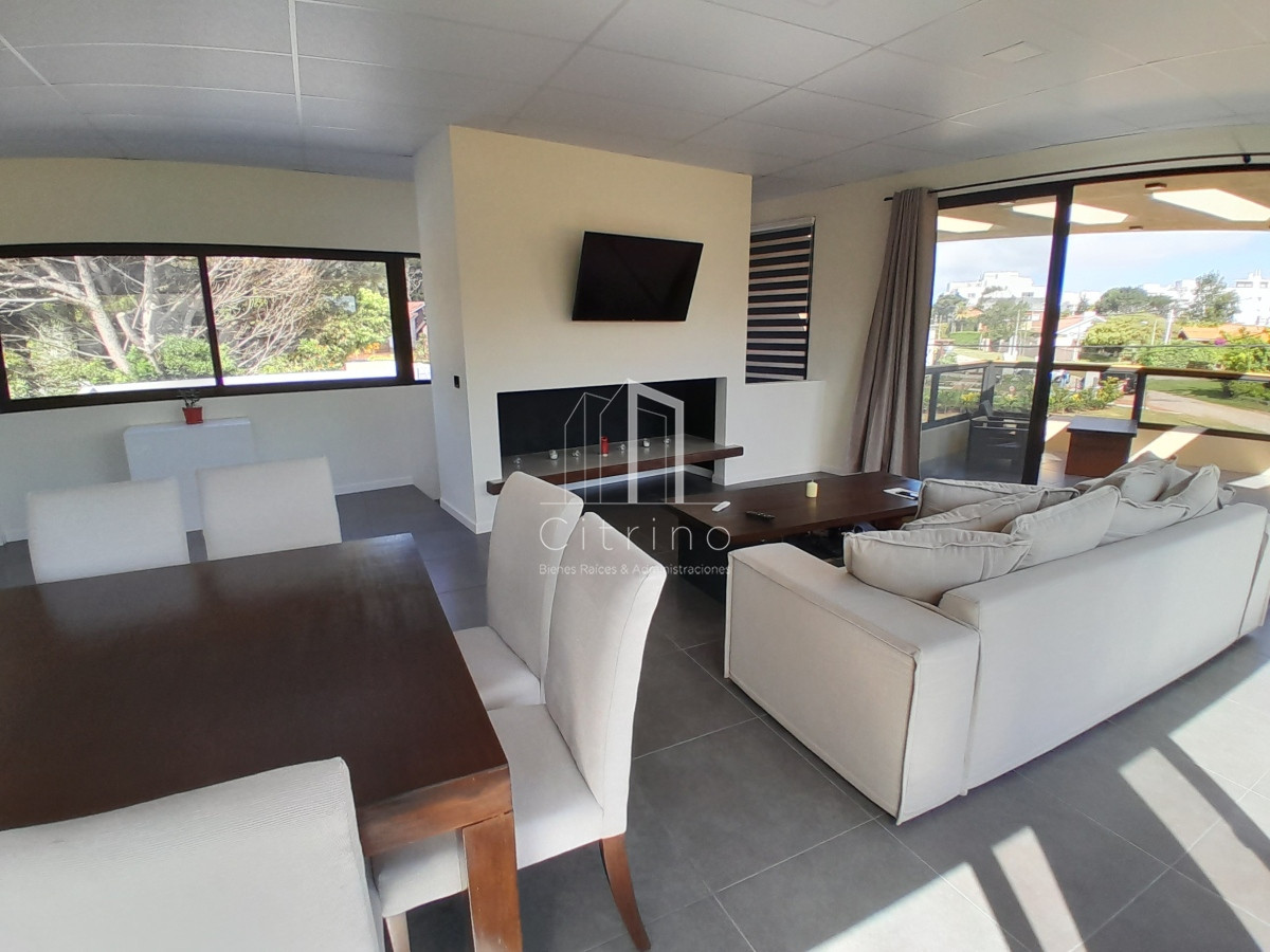 Casa ID.1215 - PUNTA DEL ESTE PINARES MODERNA CASA A ESTRENAR DE 3 DORMITORIOS PARRILLERO PISCINA